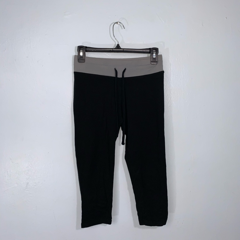 PINK: Black Cropped Leggings